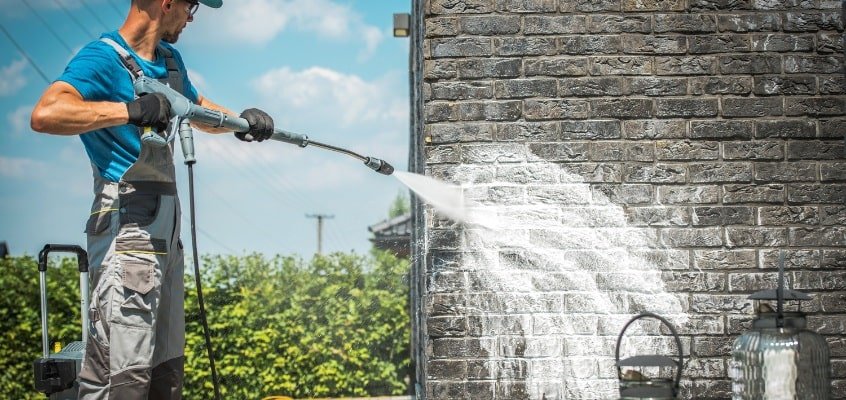 Treating and protecting render surfaces during render cleaning-min